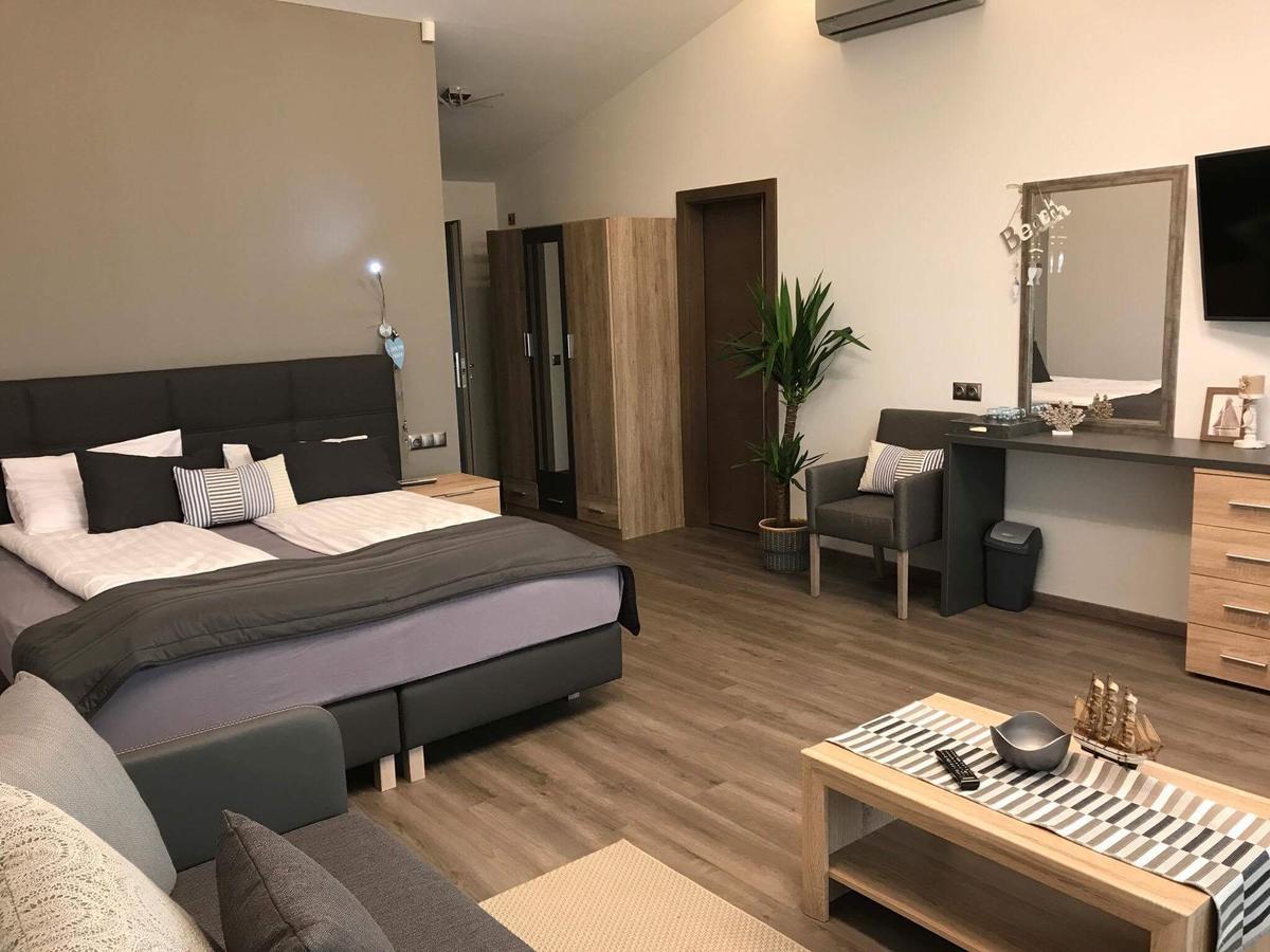 Calypso Lakeside Rooms & Lux Apartments Siofok Ngoại thất bức ảnh