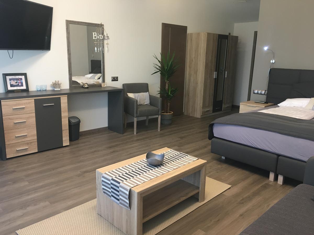 Calypso Lakeside Rooms & Lux Apartments Siofok Ngoại thất bức ảnh