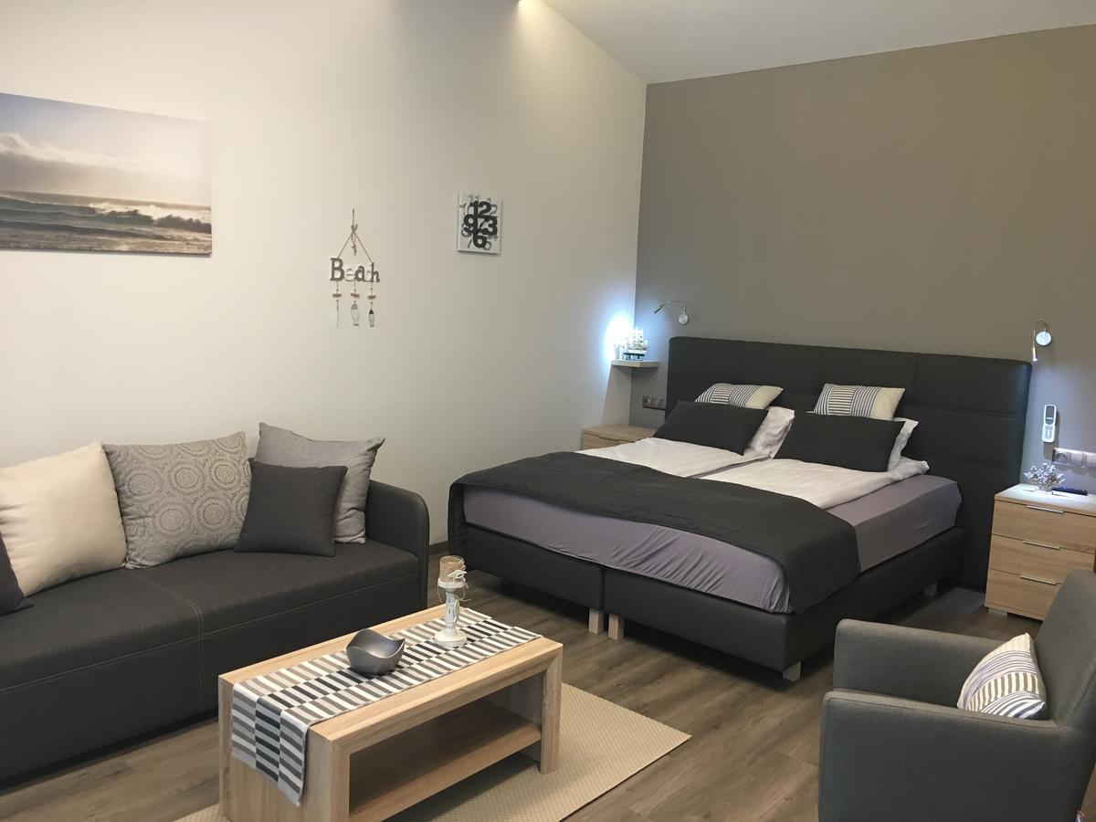 Calypso Lakeside Rooms & Lux Apartments Siofok Ngoại thất bức ảnh