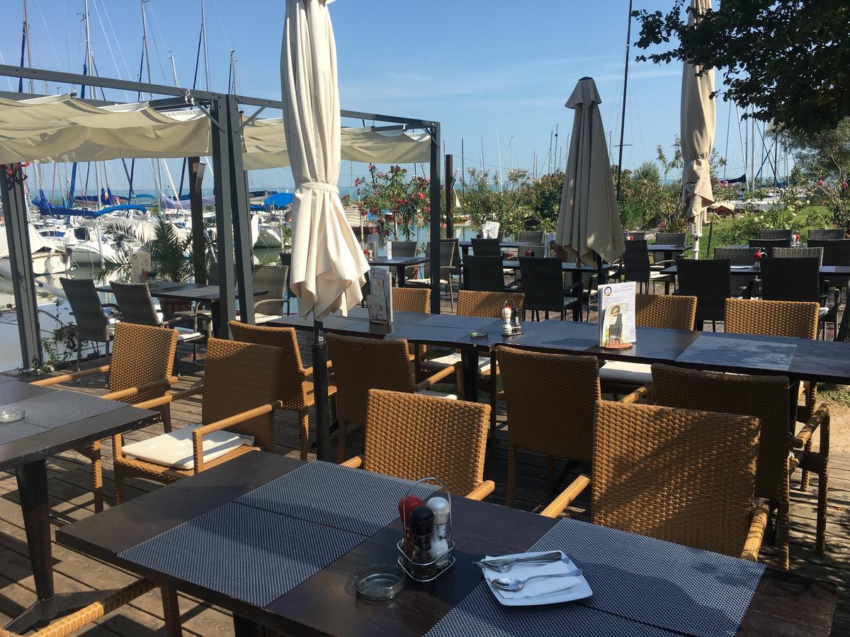 Calypso Lakeside Rooms & Lux Apartments Siofok Ngoại thất bức ảnh