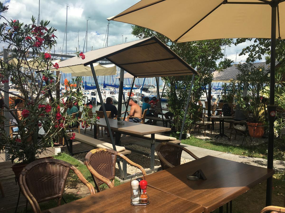 Calypso Lakeside Rooms & Lux Apartments Siofok Ngoại thất bức ảnh