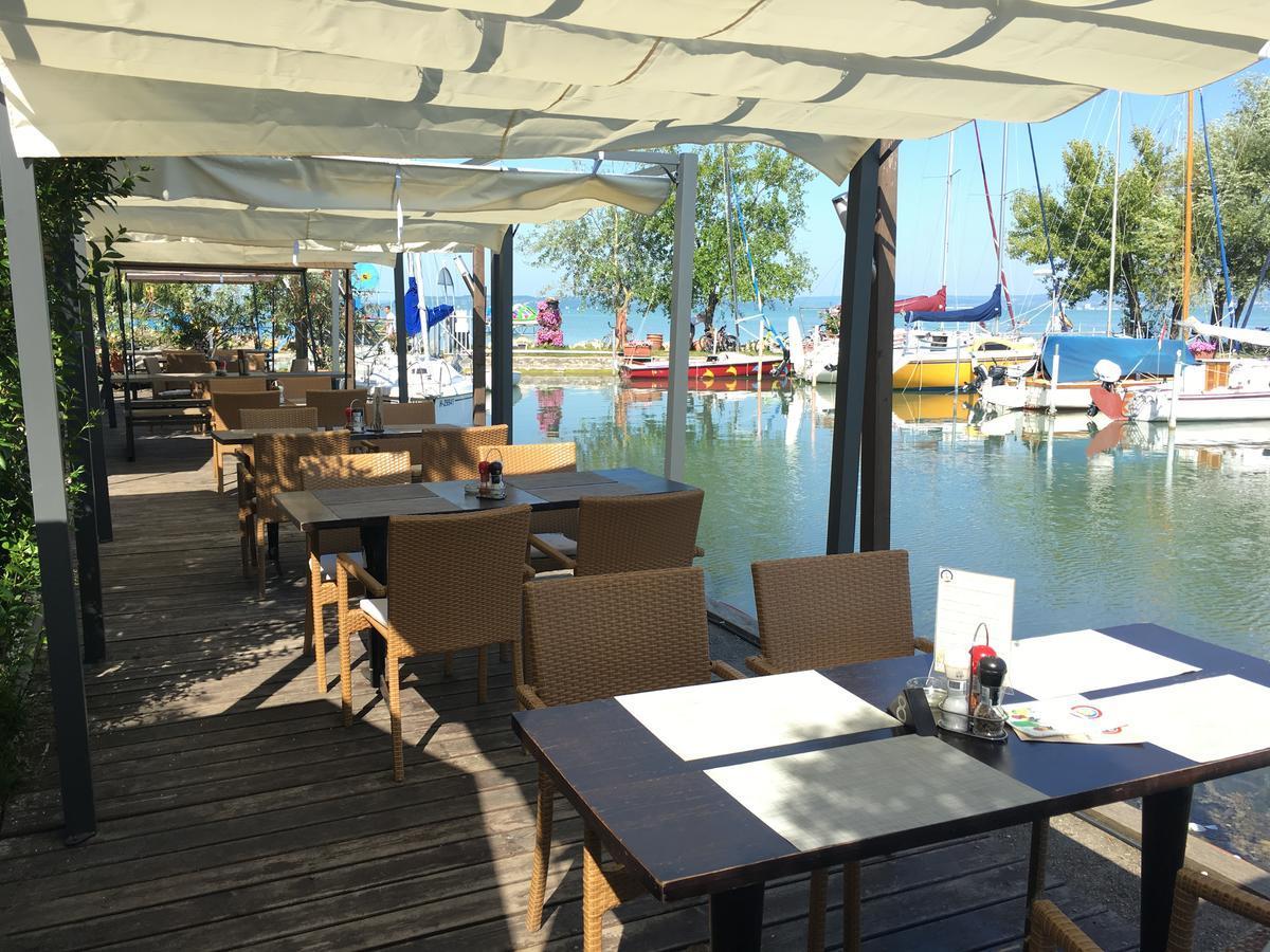 Calypso Lakeside Rooms & Lux Apartments Siofok Ngoại thất bức ảnh