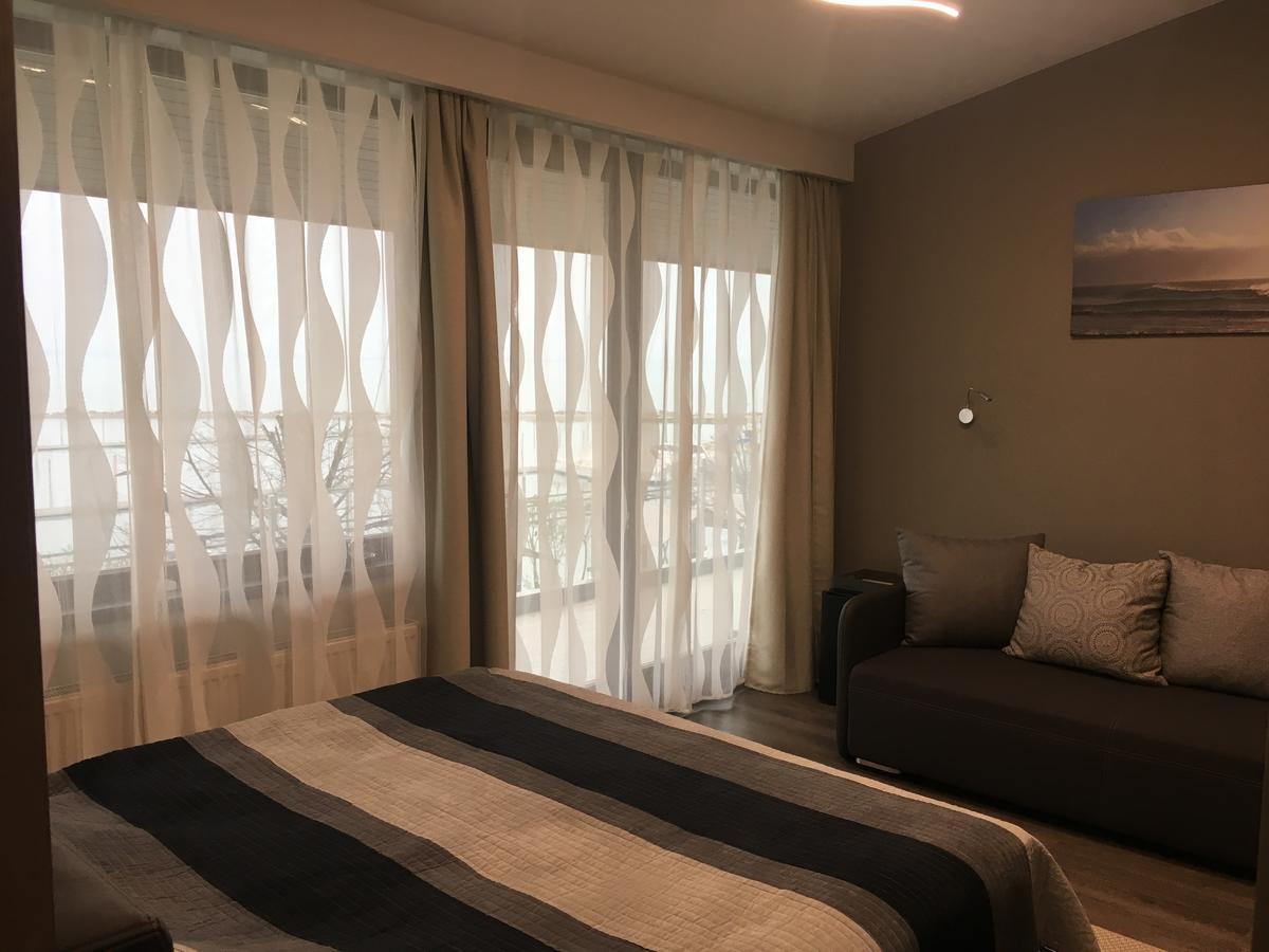 Calypso Lakeside Rooms & Lux Apartments Siofok Ngoại thất bức ảnh