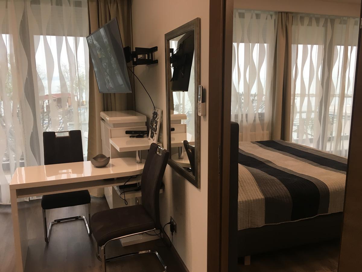 Calypso Lakeside Rooms & Lux Apartments Siofok Ngoại thất bức ảnh