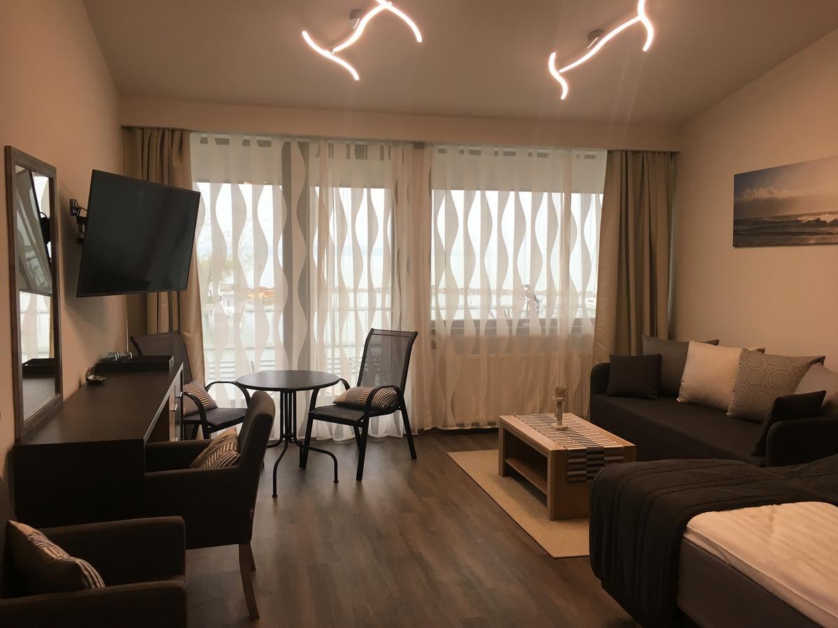 Calypso Lakeside Rooms & Lux Apartments Siofok Ngoại thất bức ảnh