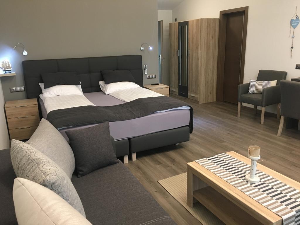 Calypso Lakeside Rooms & Lux Apartments Siofok Ngoại thất bức ảnh