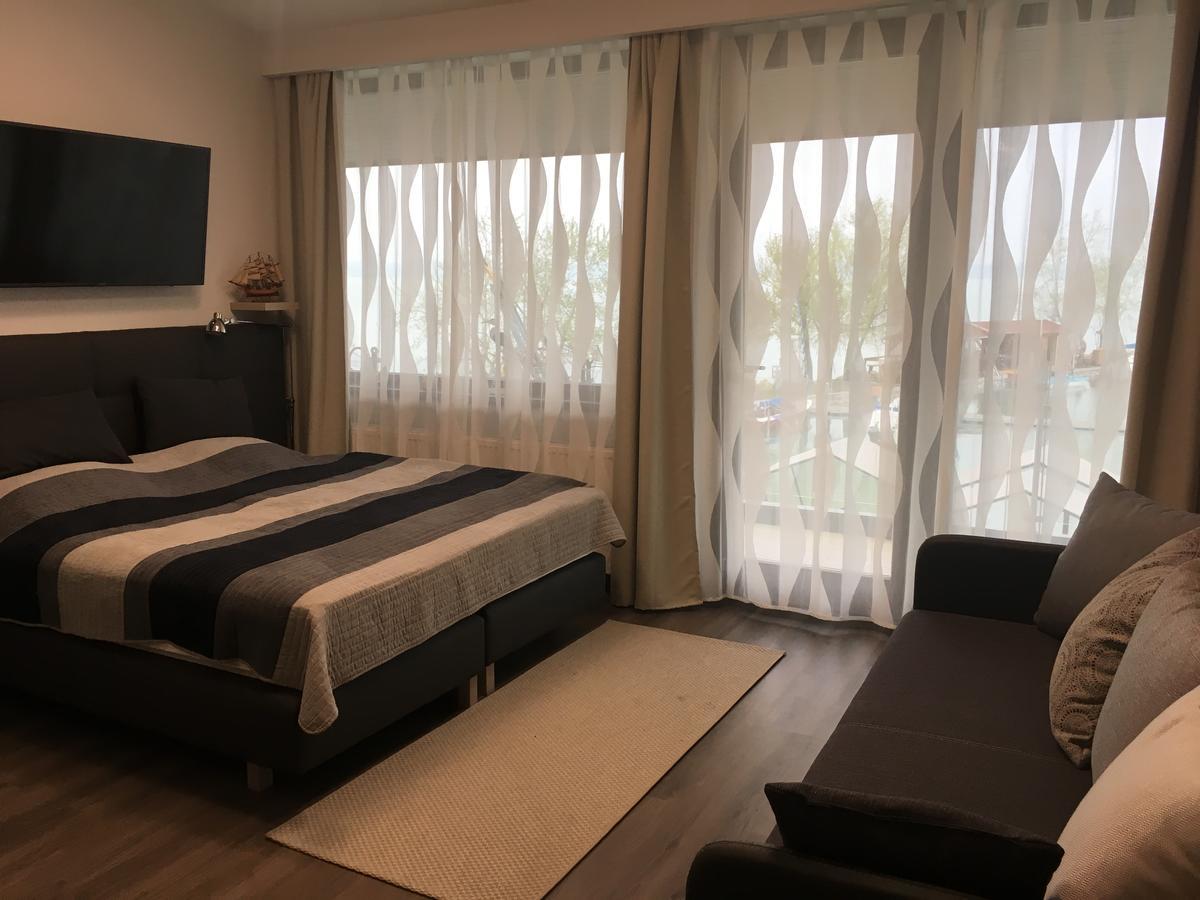 Calypso Lakeside Rooms & Lux Apartments Siofok Ngoại thất bức ảnh
