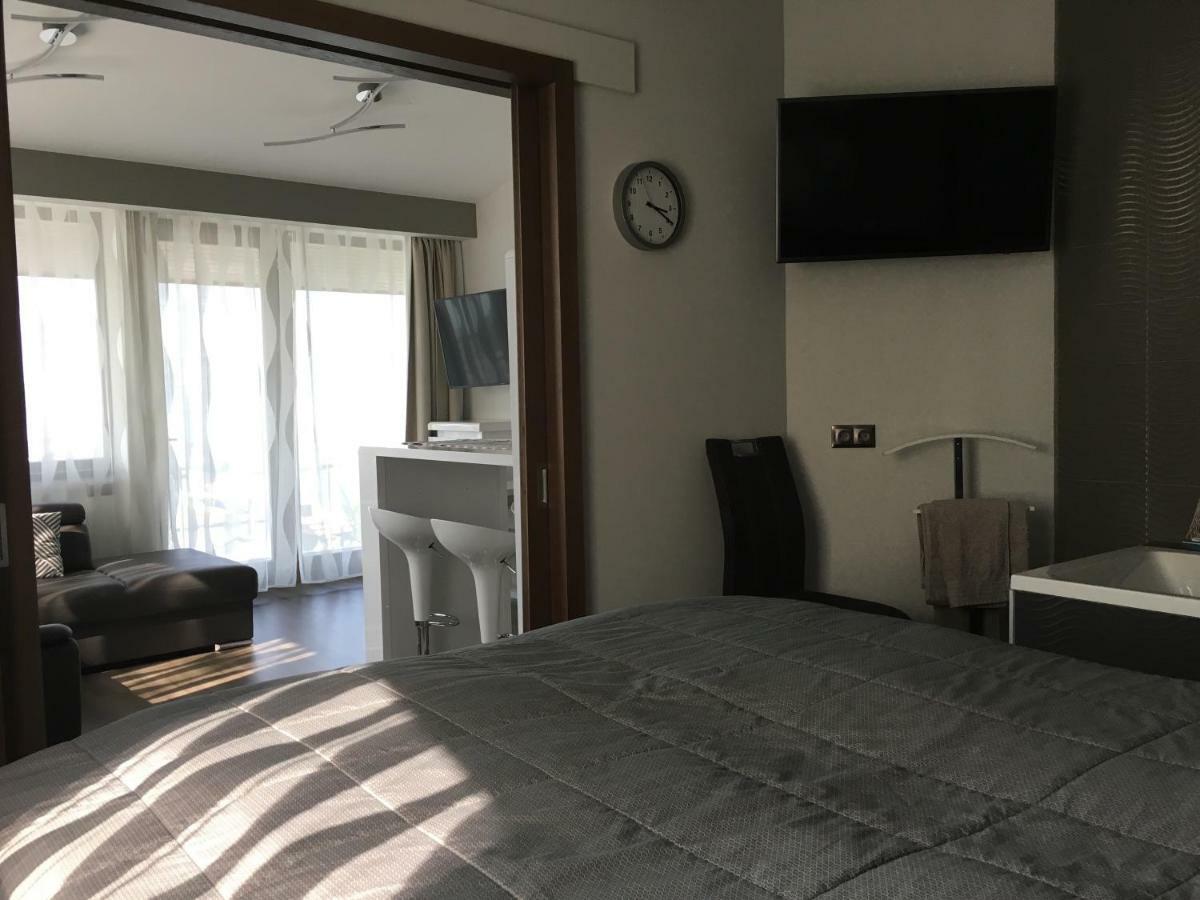 Calypso Lakeside Rooms & Lux Apartments Siofok Ngoại thất bức ảnh